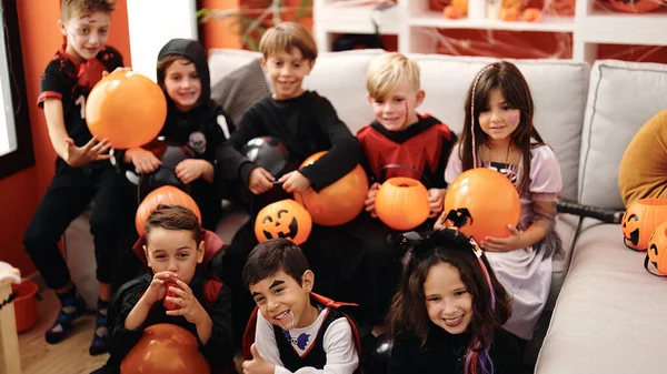Gruppo Bambini Che Indossano Costume Halloween Tenendo Palloncini Casa — Foto Stock