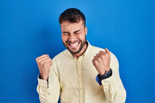 Bonito Homem Hispânico Sobre Fundo Azul Muito Feliz Animado Fazendo — Fotografia de Stock