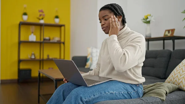 African American Woman Using Laptop Sitting Sofa Home — Stockfoto
