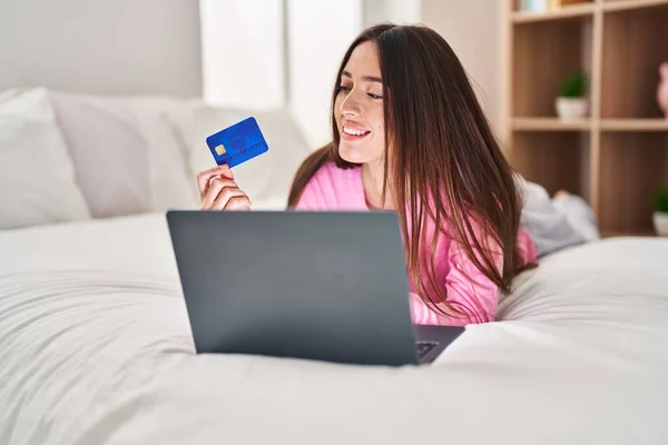Young Beautiful Hispanic Woman Using Laptop Credit Card Sitting Bed — Stockfoto