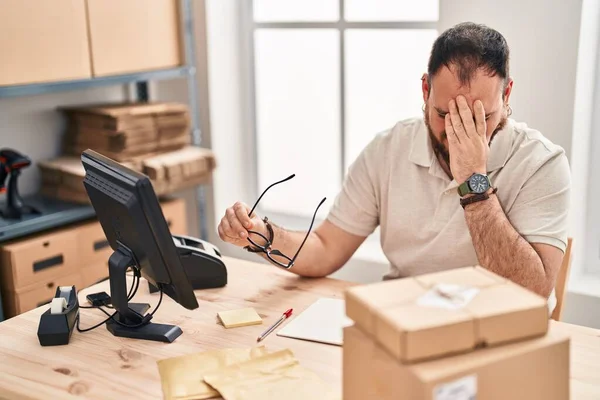 Giovane Uomo Ispanico Commerce Business Worker Stressato Lavorare Ufficio — Foto Stock
