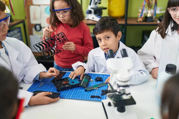 Grupo Estudiantes Niños Que Utilizan Dispositivo Reparación Microscopio Aula Laboratorio —  Fotos de Stock