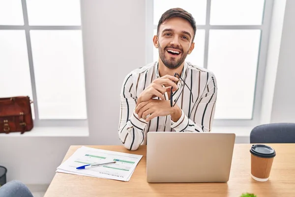 Young Hispanic Man Business Worker Smiling Confident Sitting Table Office — Φωτογραφία Αρχείου