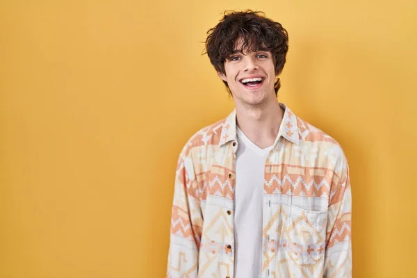 Młody Człowiek Letniej Koszuli Szczęśliwym Chłodnym Uśmiechem Twarzy Szczęśliwy Człowiek — Zdjęcie stockowe