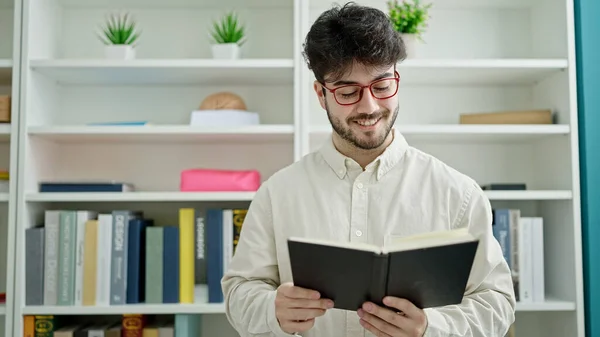 Jovem Hispânico Homem Estudante Leitura Livro Biblioteca Universidade — Fotografia de Stock