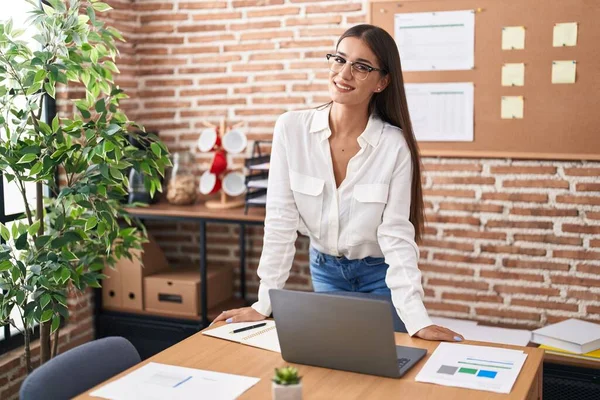 Young Beautiful Hispanic Woman Business Worker Smiling Confident Standing Office — ストック写真