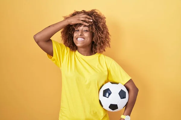Junge Hispanische Frau Mit Lockigem Haar Hält Fußballball Gestresst Und — Stockfoto