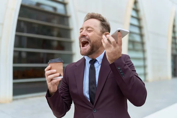 Homem Meia Idade Empresário Ouvindo Mensagem Voz Por Smartphone Beber — Fotografia de Stock