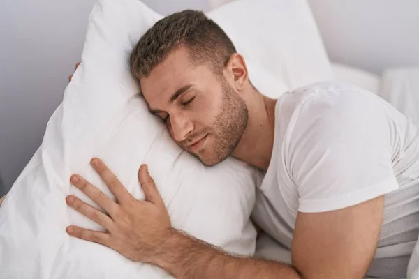 Молодий Білий Чоловік Лежить Ліжку Спить Спальні — стокове фото