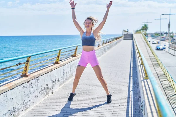 Jonge Blonde Vrouw Draagt Sportkleding Training Aan Zee — Stockfoto