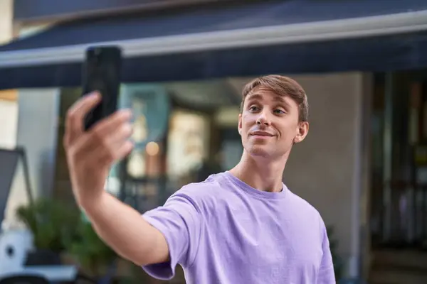 Joven Hombre Caucásico Sonriendo Confiado Haciendo Selfie Por Teléfono Inteligente —  Fotos de Stock