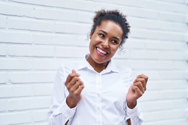 Африканська Американська Жінка Яка Впевнено Посміхається Роблячи Грошовий Жест Над — стокове фото