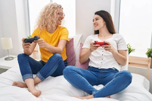 Δύο Γυναίκες Μητέρα Και Κόρη Παίζουν Βιντεοπαιχνίδι Στο Κρεβάτι Στο — Φωτογραφία Αρχείου