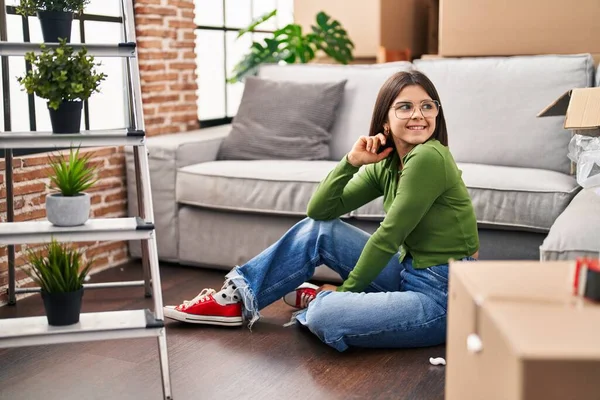 Young Beautiful Hispanic Woman Smiling Confident Sitting Floor New Home — Zdjęcie stockowe