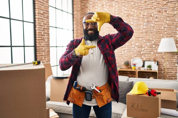 Africký Američan Pracující Renovaci Domova Úsměvem Vytváří Rámeček Rukama Prsty — Stock fotografie