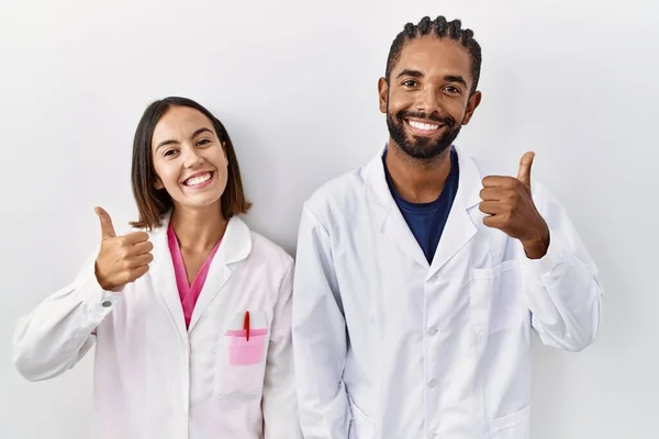 Beyaz Arka Planda Duran Genç Spanyol Doktorlar Elleriyle Mutlu Bir — Stok fotoğraf