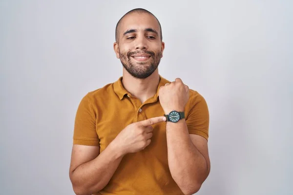 Hispanic Man Beard Standing White Background Hurry Pointing Watch Time — Foto de Stock