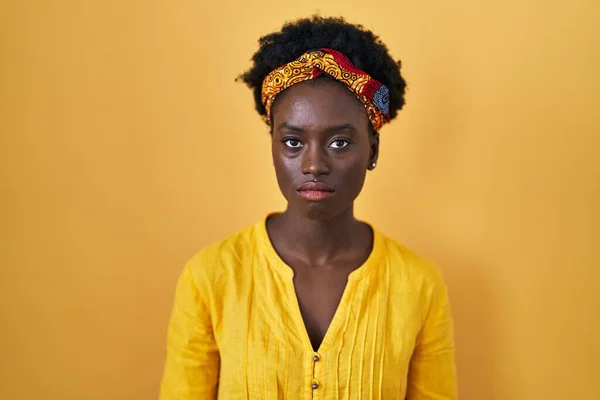 アフリカのターバンを身に着けているアフリカの若い女性は 怒りと恐怖を泣き 苦痛のために落ち込んで心配します 悲しい表情 — ストック写真