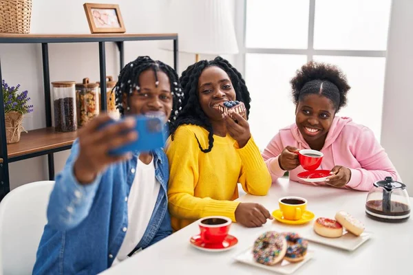 Afro Amerikalı Arkadaşlar Kahvaltı Yapıyor Akıllı Telefonlarıyla Selfie Çekiyorlar — Stok fotoğraf