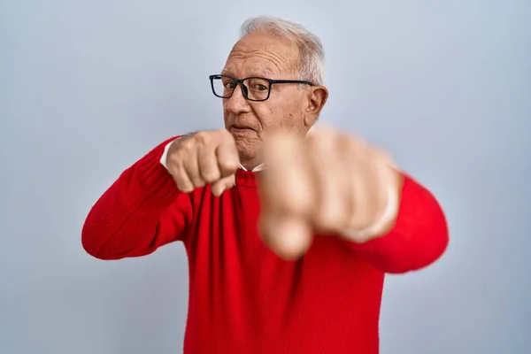 Uomo Anziano Con Capelli Grigi Piedi Sfondo Isolato Pugno Pugni — Foto Stock