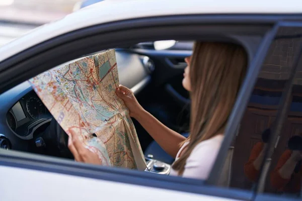 Jovem Mulher Procurando Mapa Cidade Sentado Carro Rua — Fotografia de Stock