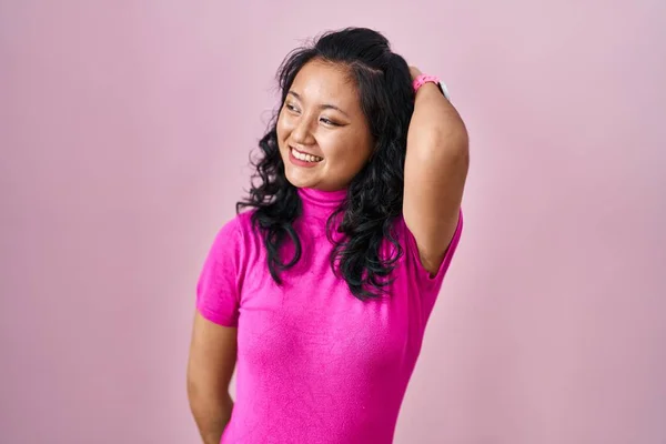 Jonge Aziatische Vrouw Staan Roze Achtergrond Glimlachen Zelfverzekerd Aanraken Haar — Stockfoto