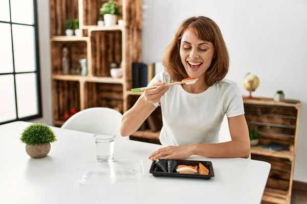 Young Caucasian Woman Eating Sushi Sitting Table Home — Stock Photo, Image