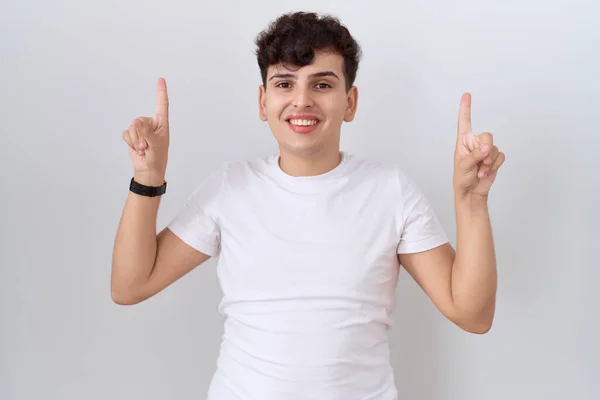 Gündelik Beyaz Shirt Giyen Genç Adam Şaşırmış Şaşırmış Parmaklarıyla Işaret — Stok fotoğraf
