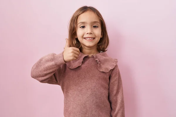 Klein Latijns Meisje Staan Roze Achtergrond Glimlachen Gelukkig Positief Duim — Stockfoto