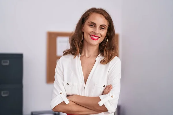 Νεαρή Όμορφη Ισπανίδα Εργαζόμενη Επιχειρηματίας Χαμογελά Σίγουρος Στέκεται Σταυρωμένα Χέρια — Φωτογραφία Αρχείου