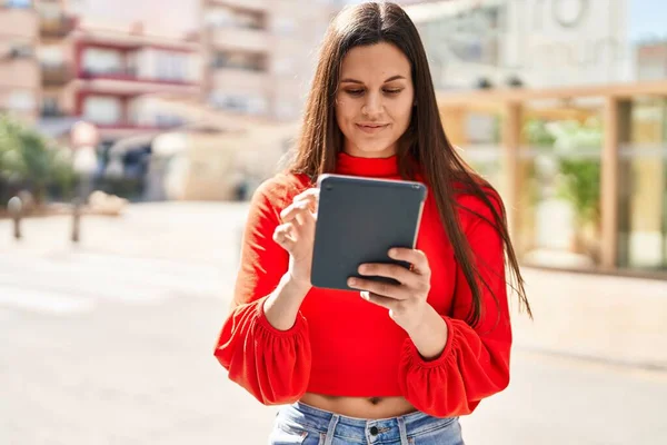 Young Beautiful Hispanic Woman Smiling Confident Using Touchpad Street — ストック写真