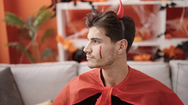 Şeytan Kostümü Giyen Spanyol Genç Adam Evde Cadılar Bayramı Partisi — Stok fotoğraf