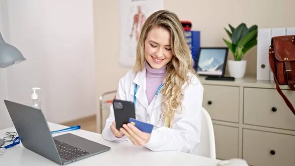 Ung Blond Kvinna Läkare Shopping Med Smartphone Och Kreditkort Gatan — Stockfoto