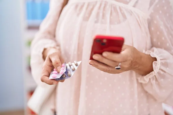 Cliente Donna Dai Capelli Grigi Mezza Età Che Utilizza Smartphone — Foto Stock