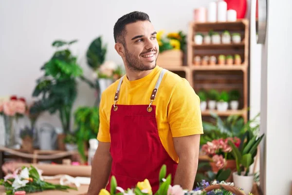 Jovem Homem Hispânico Florista Sorrindo Confiante Florista — Fotografia de Stock