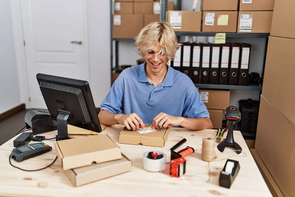 Νέοι Ξανθός Άνθρωπος Ηλεκτρονικού Εμπορίου Εργαζόμενος Προετοιμασία Πακέτο Στο Γραφείο — Φωτογραφία Αρχείου