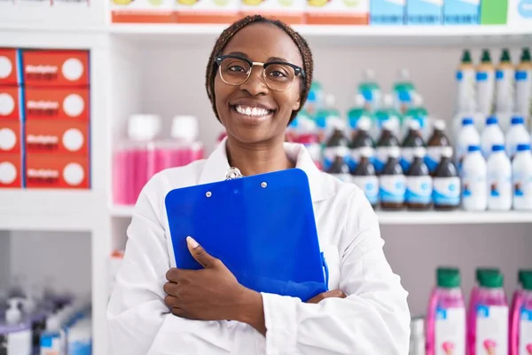 Afrikaans Amerikaanse Vrouw Apotheker Glimlachen Zelfverzekerd Holding Klembord Bij Apotheek — Stockfoto