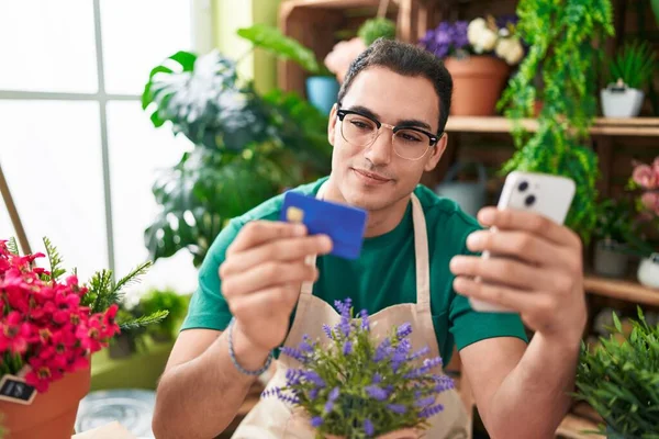 Young Hispanic Man Florist Using Smartphone Holding Credit Card Flower — Fotografia de Stock