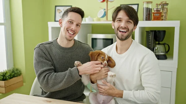 Dos Hombres Pareja Sonriendo Confiado Sentado Mesa Abrazando Perro Comedor —  Fotos de Stock