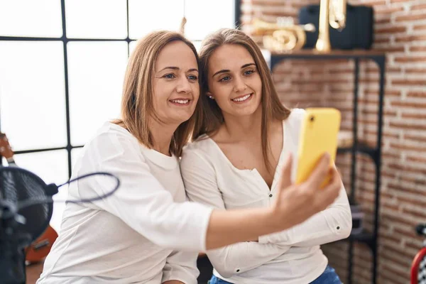 Twee Vrouwelijke Muzikanten Glimlachen Zelfverzekerd Selfie Maken Door Smartphone Muziekstudio — Stockfoto
