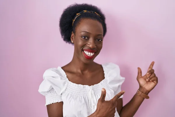 Afrikaanse Vrouw Met Krullend Haar Staan Roze Achtergrond Glimlachen Kijken — Stockfoto
