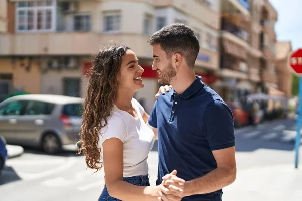他的年轻夫妇面带微笑 自信地拥抱在一起 在街上跳舞 — 图库照片