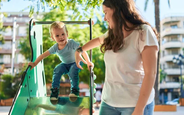 Moeder Zoon Glimlachend Zelfverzekerd Spelen Glijbaan Park Speeltuin — Stockfoto