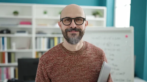 Young Bald Man Teacher Smiling Confident Standing University Classroom — ストック写真