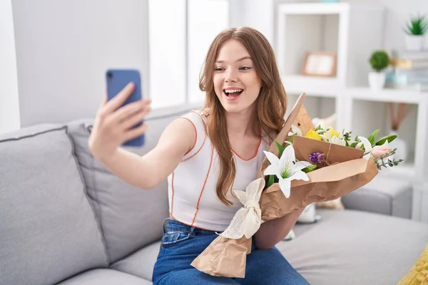 Caucasian Woman Holding Bouquet White Flowers Taking Selfie Picture Celebrating — Stock Photo, Image