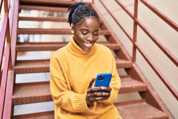 Mujer Afroamericana Sonriendo Confiada Usando Smartphone Calle — Foto de Stock