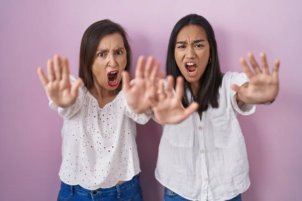 Hispanische Mutter Und Tochter Machen Gemeinsam Stop Geste Mit Handflächen — Stockfoto