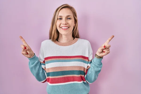 Young Blonde Woman Standing Pink Background Smiling Confident Pointing Fingers — Foto de Stock