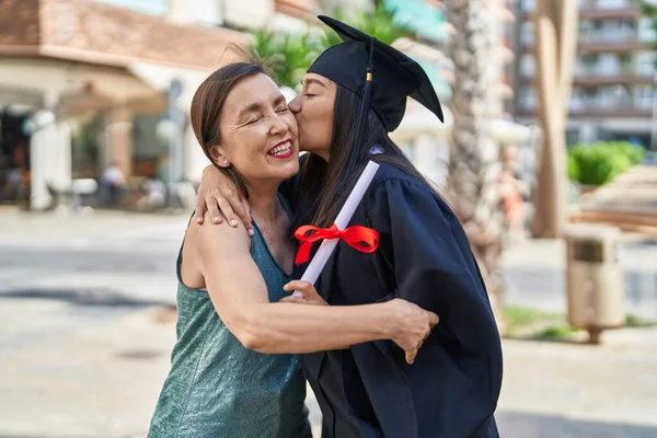Duas Mulheres Mãe Filha Graduada Segurando Diploma Beijando Rua — Fotografia de Stock