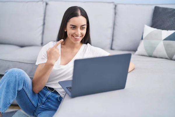 Jong Brunette Vrouw Met Behulp Van Laptop Thuis Glimlachen Gelukkig — Stockfoto